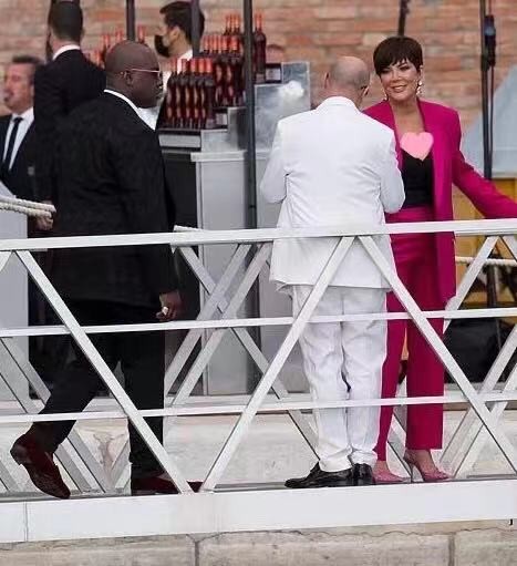 卡戴珊|卡戴珊妈妈真闪耀！穿粉色扮嫩成功，40岁黑人伴侣比女儿男友年轻