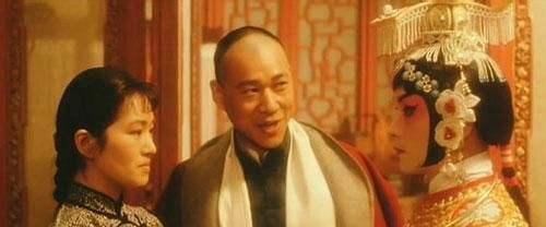 张丰毅|张丰毅拍戏回到家就被媳妇喊话脱掉衣服,家里一群闺蜜等看他腹肌