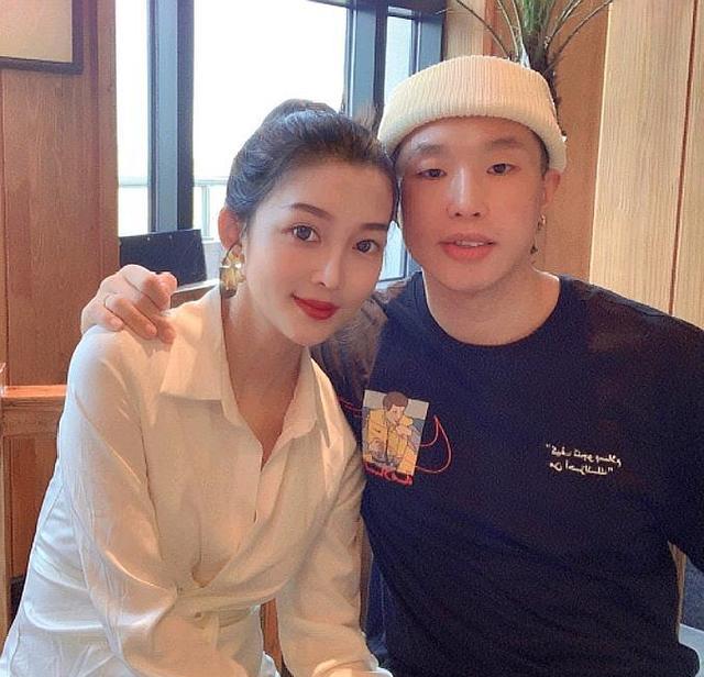 相声演员|相声演员烧饼,秀出美人妻子与儿子,才华相貌不如机遇重要?