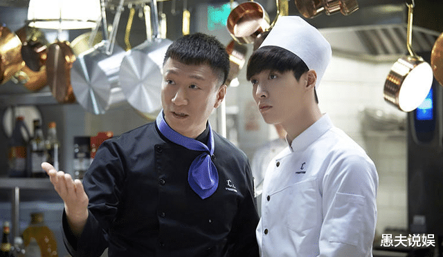 张艺兴|网友澳门偶遇张艺兴，短裤短发花衬衫，路人装扮与街舞形象大不同