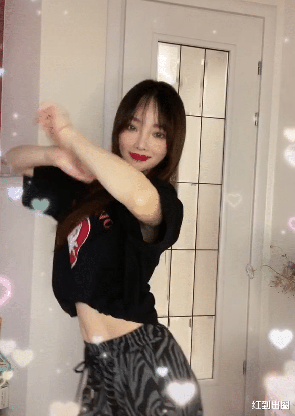 李小璐|李小璐被传和PGone复合后首现身！在家抹红唇跳辣舞，腰围绝了