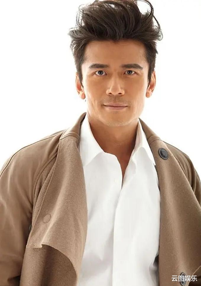 唐文龙|51岁港星唐文龙移居北京，穿288元国货显健硕，被赞普通话很标准