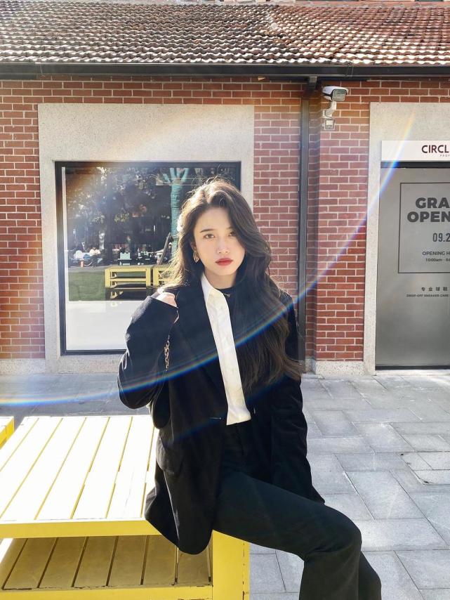 何有强 这个冬天“灯芯绒西装”火了，保暖还有大女人韵味，值得借鉴