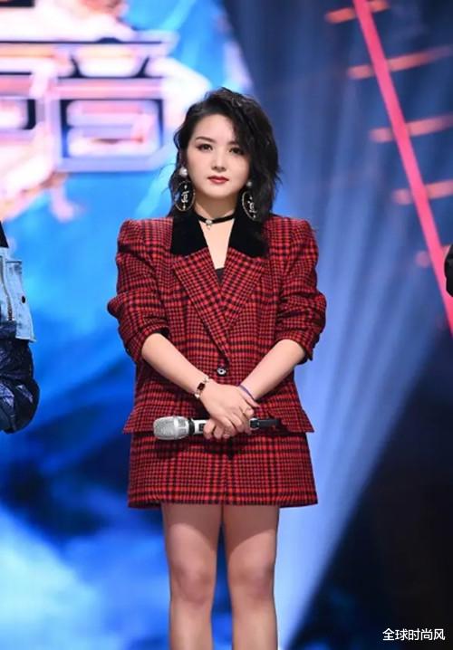 西装|何洁“暴瘦”后也太飒了吧 西装配喇叭裤美到不行 发型该换换