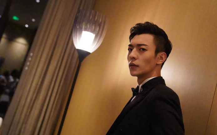 卜凡|卜凡被曝遭学校清退，去年线上约架黑粉，曾状告经纪公司拖欠工资