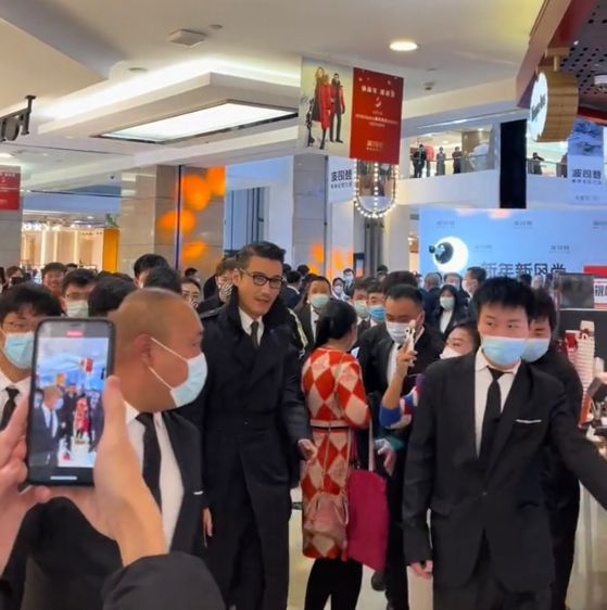 胡兵|胡兵沈阳参加活动，身姿笔挺不像年过半百，网友：我小时候的男神