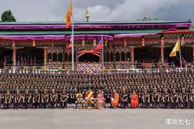 里尚七七|不丹王室齐聚阅兵式，国王主动搂王后秀恩爱，5岁龙太子一脸苦相