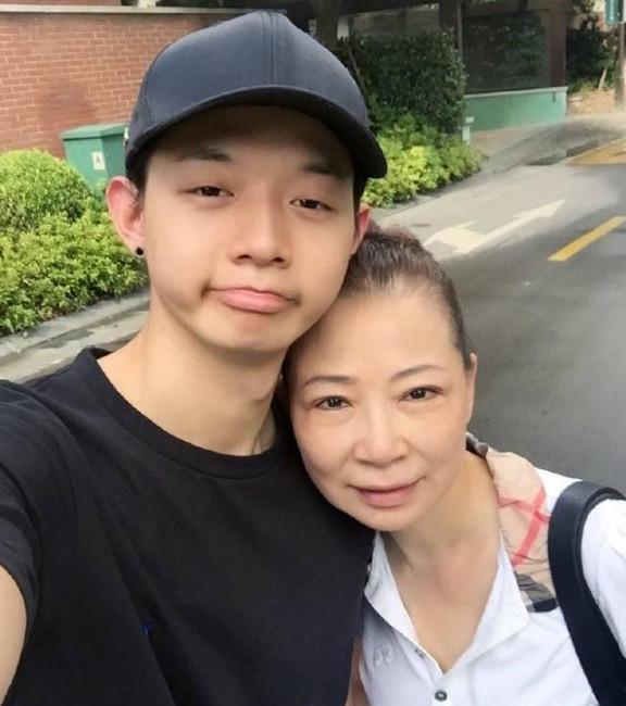 MARRY|霍尊母子亲子照冒犯到谁了？为什么引来这么多人的攻击？