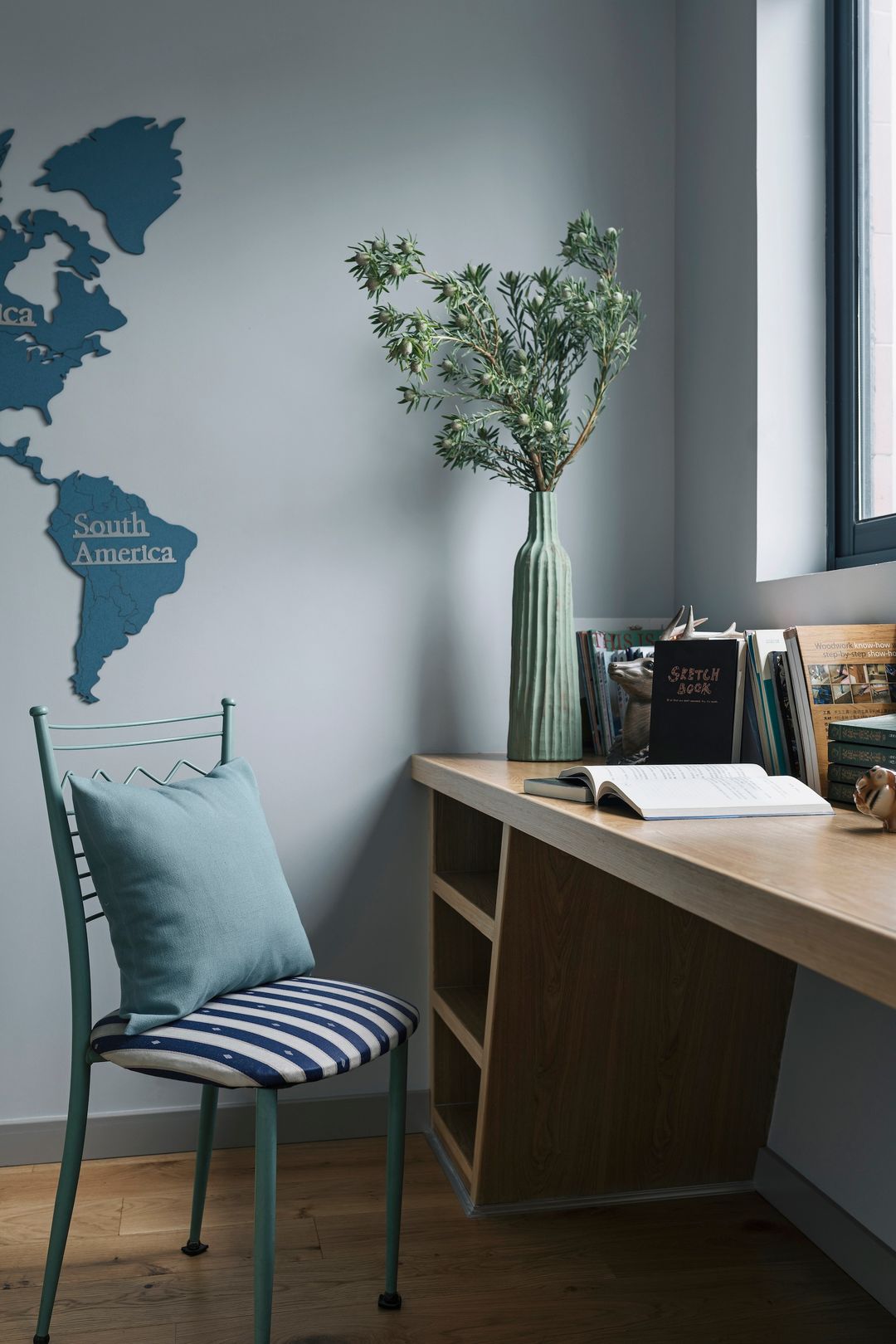 一家四口205平复式别墅,巧妙的跳色手法,大爱这木质旋转楼梯