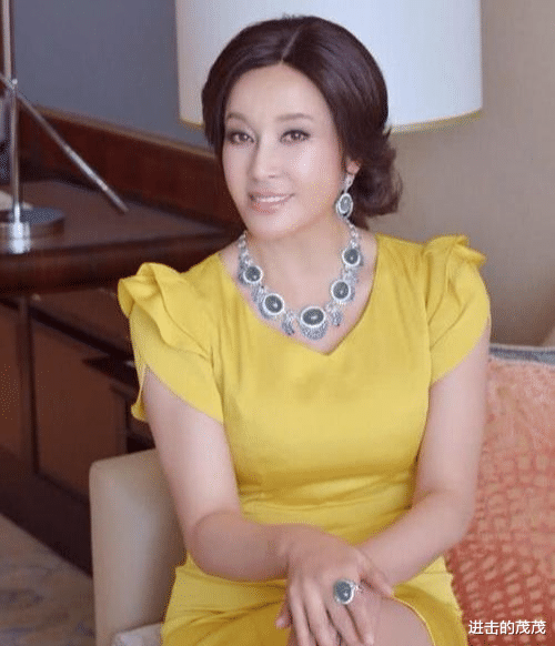 刘晓庆|泳衣刘晓庆：身材丰满性感，66岁仍旧保持好状态，3个动作练同款身材