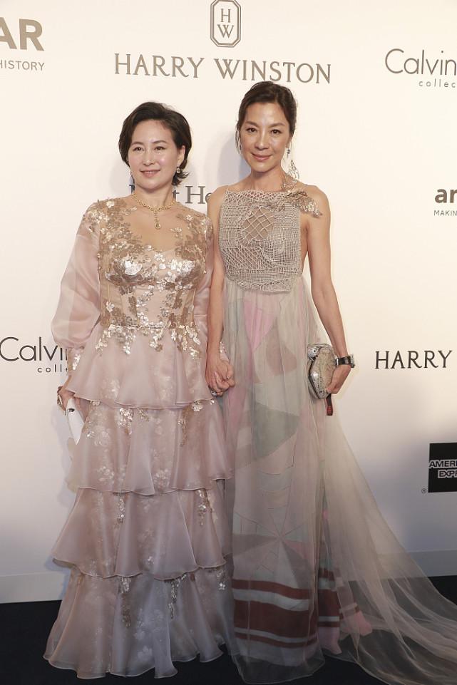 粉色|何超琼不像普通的富二代，和杨紫琼站一起都很大气，太高级贵气了