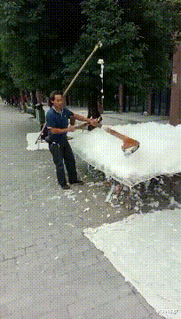 |“这么粗鲁的坐姿，还有成批的人喜欢她，我差在哪了呢？”