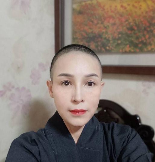 |又有女星剃度出家，曾是一名“第三者”，未婚生子成了单亲妈妈