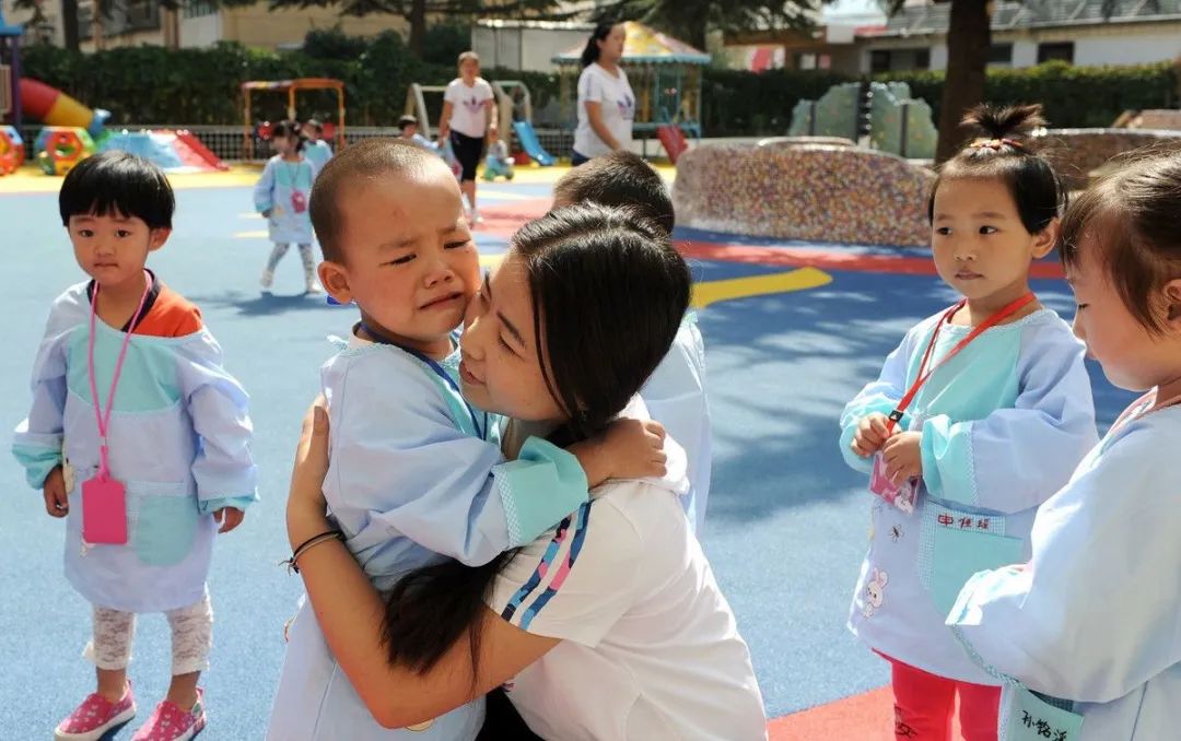 饭饭妈妈育儿|娃不想上幼儿园，光靠哄骗可不行，弄清楚原因才能让娃乖乖去上学