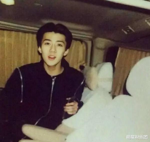 尤金妮|吴世勋车内旧照曝光，满满青涩的少年气，和现在颜值差距越来越大