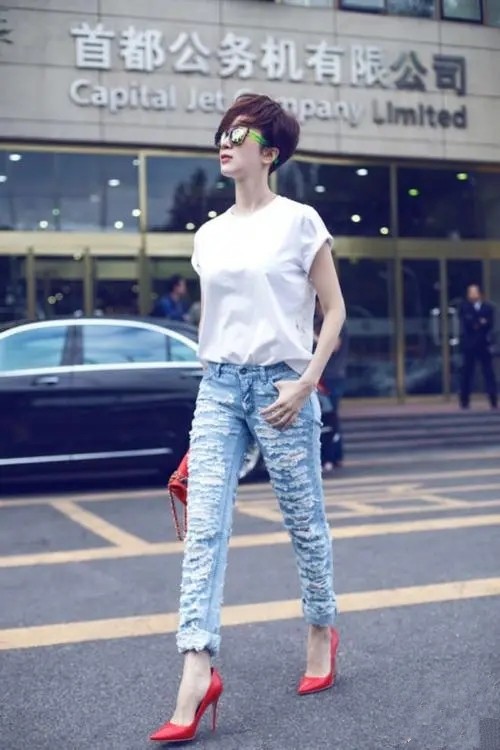 潮流新风|金巧巧的时尚真让人难懂，穿破洞裤配双恨天高，全靠阔太气质撑