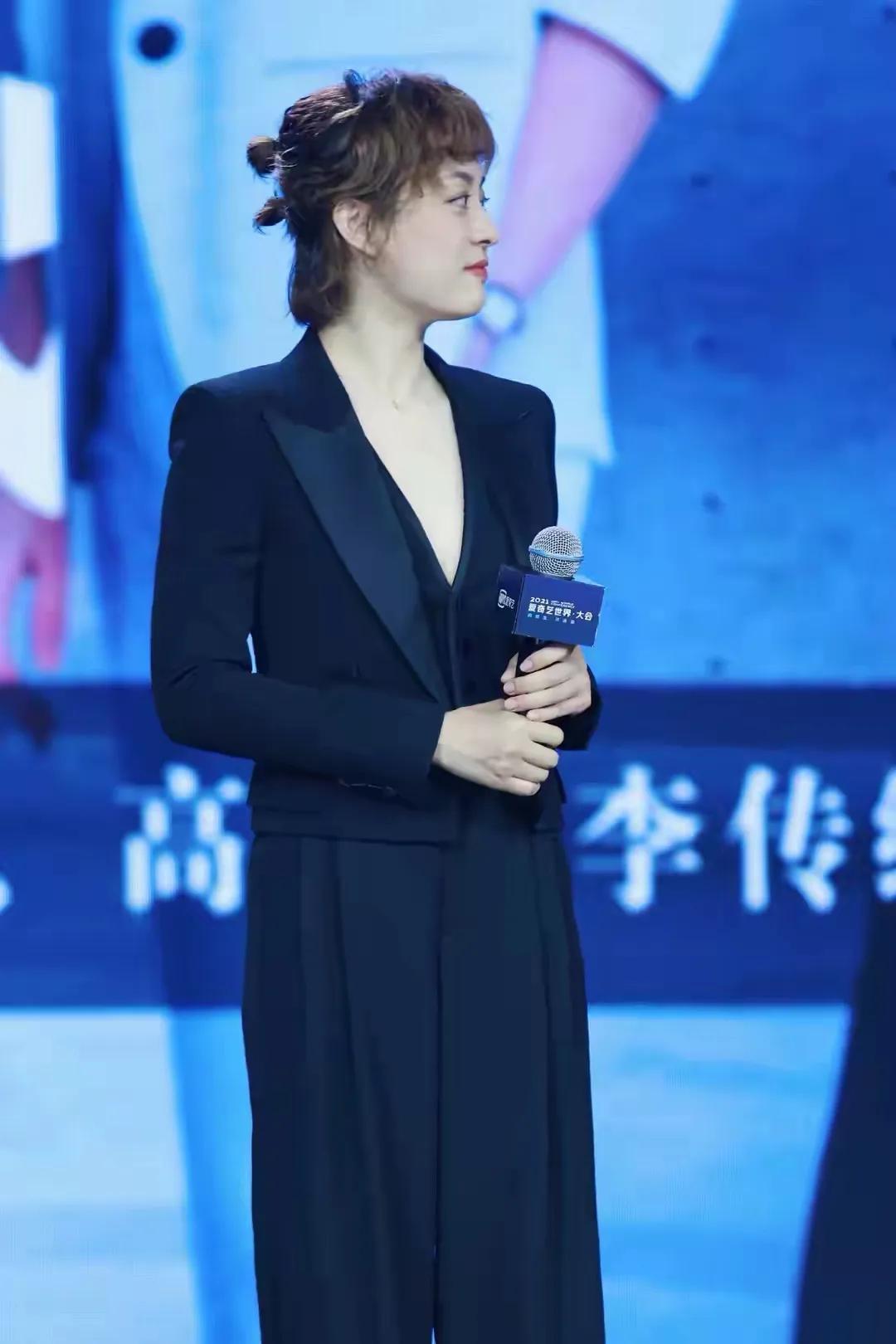 孙俪|孙俪换对发型终于不男相！过耳短发八分刘海好嫩，39岁的脸让人自卑