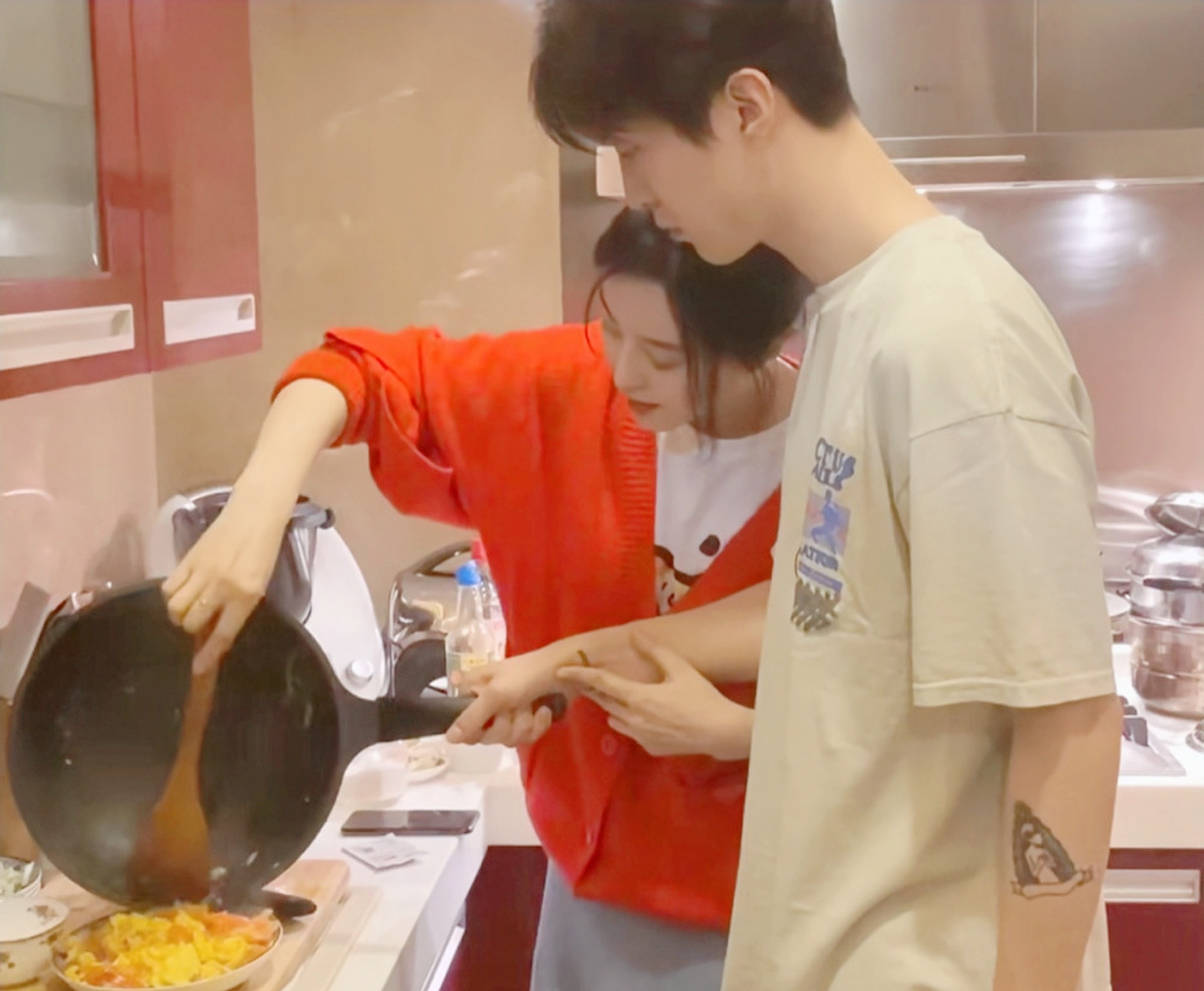 范冰冰|范冰冰姐弟俩陪爸妈过春节，范丞丞亲自下厨炒菜，范冰冰一旁帮忙画面温馨