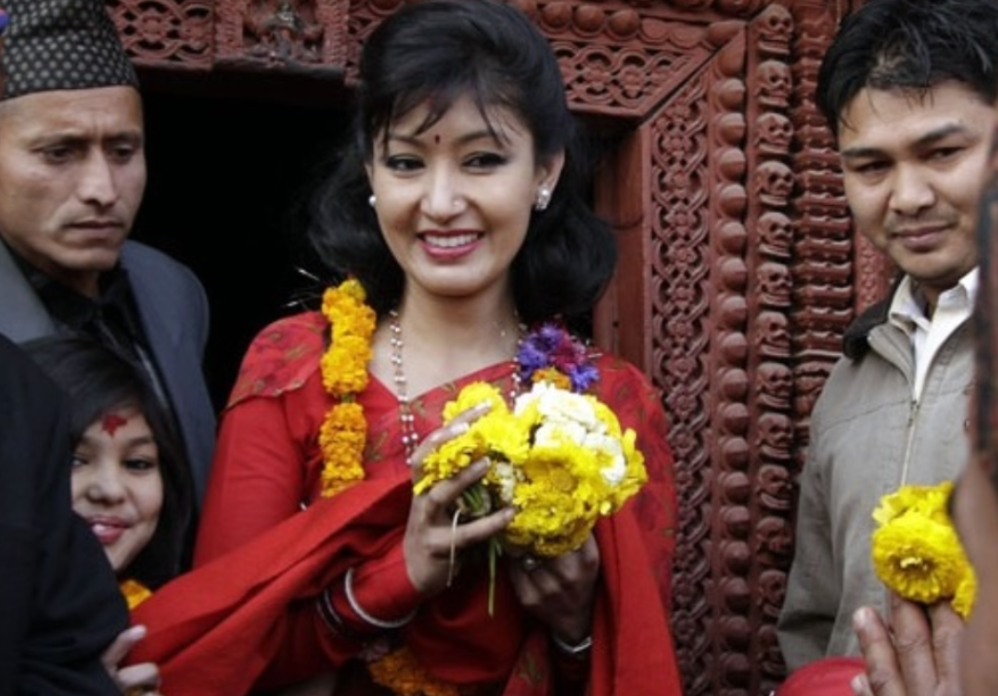從尼泊爾王妃一夜淪為平民，她始終面帶微笑，容貌品德不輸戴安娜-圖9