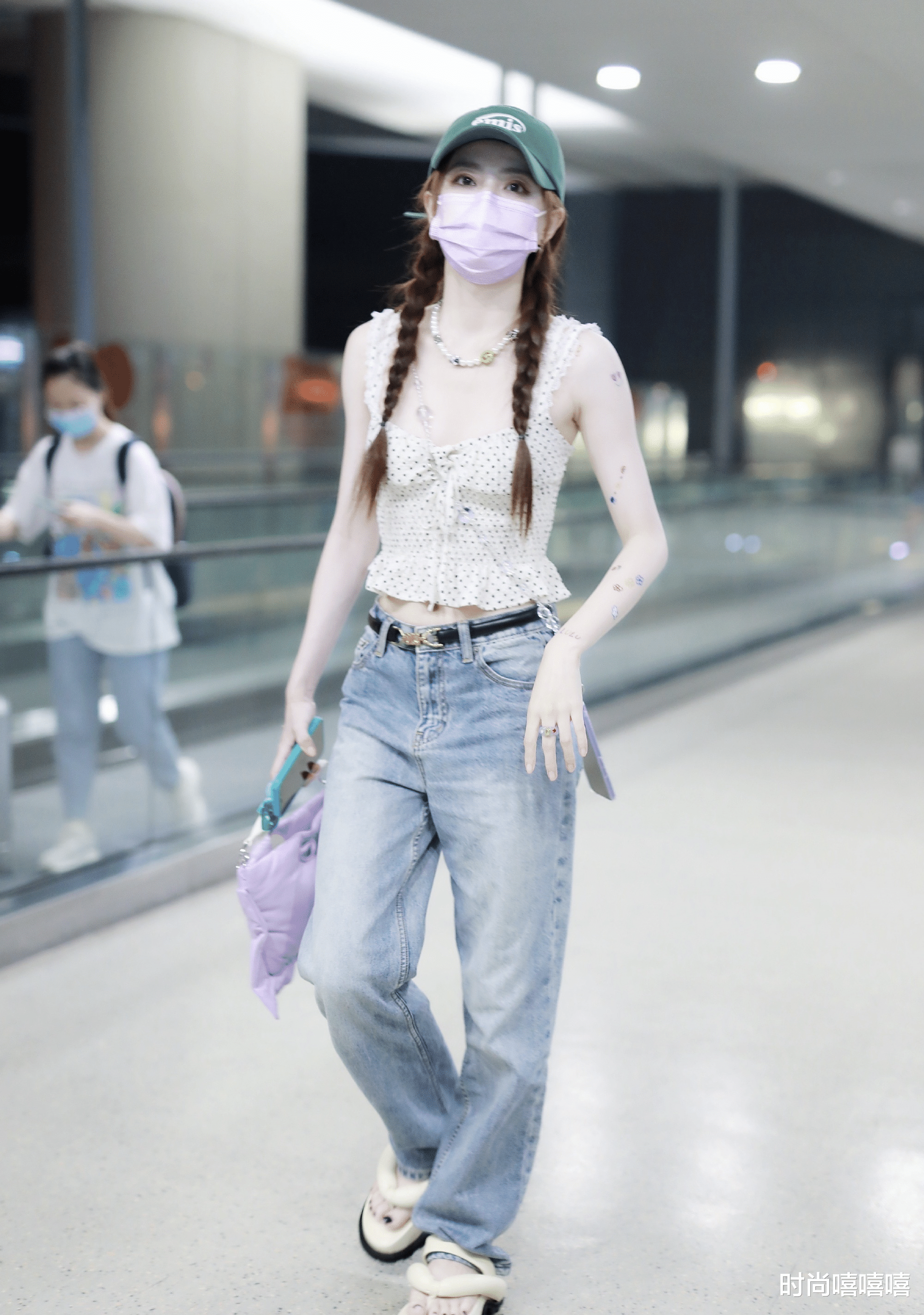 时尚嘻嘻嘻|热巴带火了吊带“拆分”穿，不挑身材又显瘦，比干穿吊带时髦好多