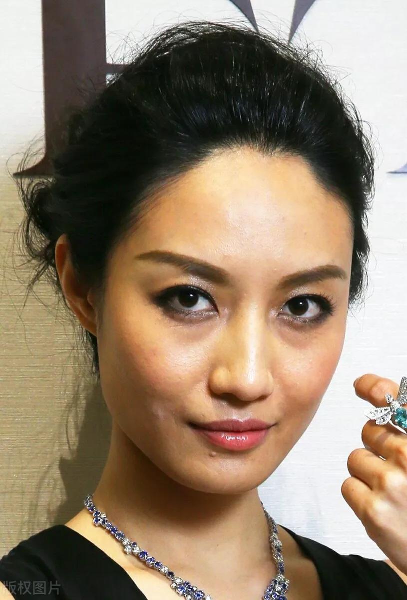 小廖时尚穿搭|女星邱馨慧，随着年纪的增长，而她的魅力不减反增，越来越有韵味