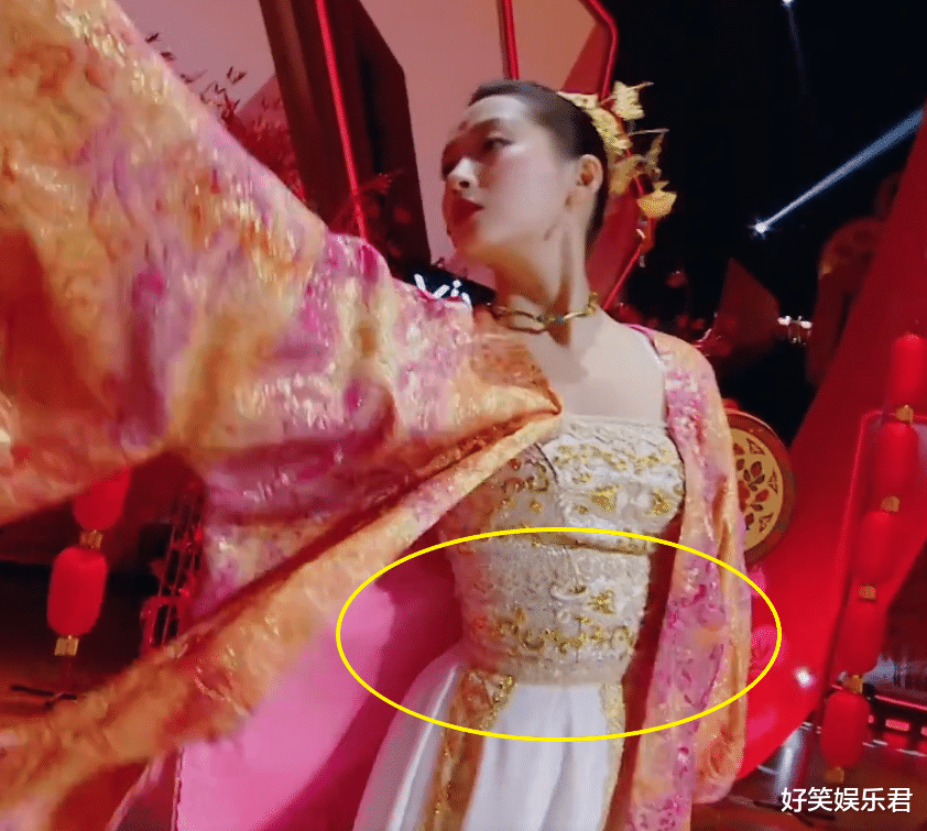 關曉彤章子怡共同起舞，鏡頭掃過兩人腰部，未婚已婚的區別很顯然-圖4