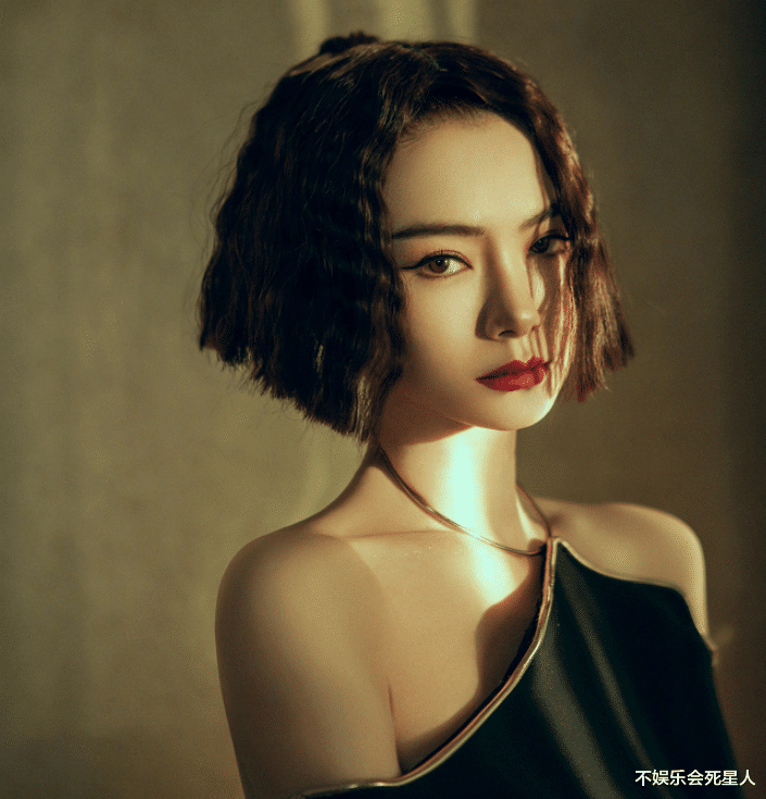 戚薇|戚薇造型只能靠硬照撑起？生图不忍直视，真实颜值也被暴露了！