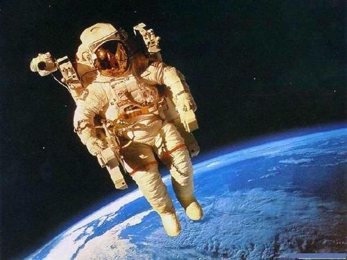菜菜叶|航天员在空间站里排泄物最后怎么解决？
