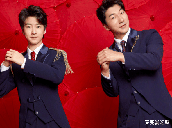 宋亚轩|张亮晒儿子近照？14岁张悦轩模样大变，一双大长腿格外抢镜