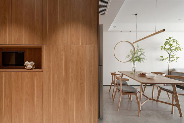 |95平三居室保留了禅意与灵巧，同时又不失气场与舒适度