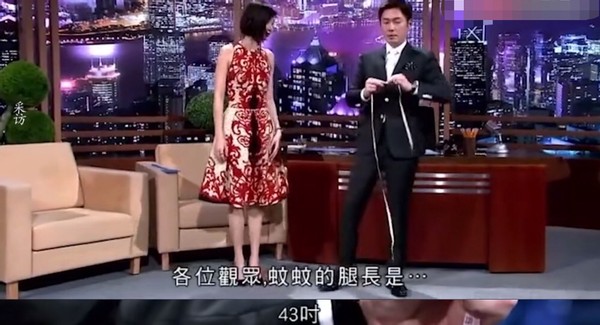 |50岁“马小玲”近照似少女，穿蕾丝薄纱裙秀长腿，至今仍未生子