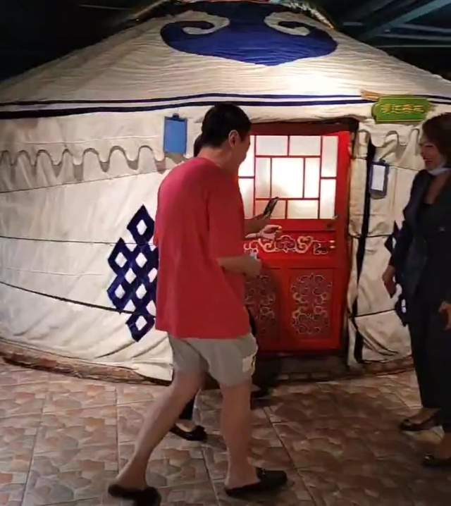 王一博|52岁雪村低调现身饭店，双手搂腰美女毫不避嫌，面色憔悴状态不佳