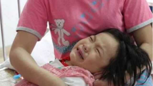 小思医生|4岁女童因“喝水”进医院,医生:这3个时间段,少给娃喝水!