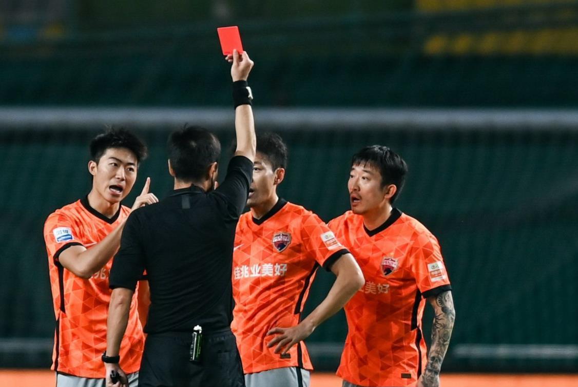 北京國安|涉及北京國安隊(duì)VS深足！專家：晉鵬翔紅牌是錯判！周鑫不應(yīng)被罰下