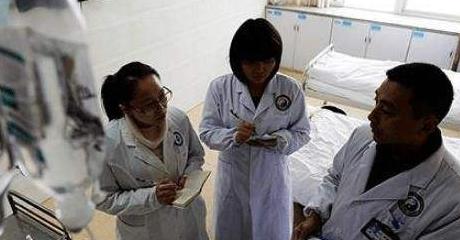医学生|大一女医学生充分展现“初生牛犊不怕虎”，男同学们都避之不及