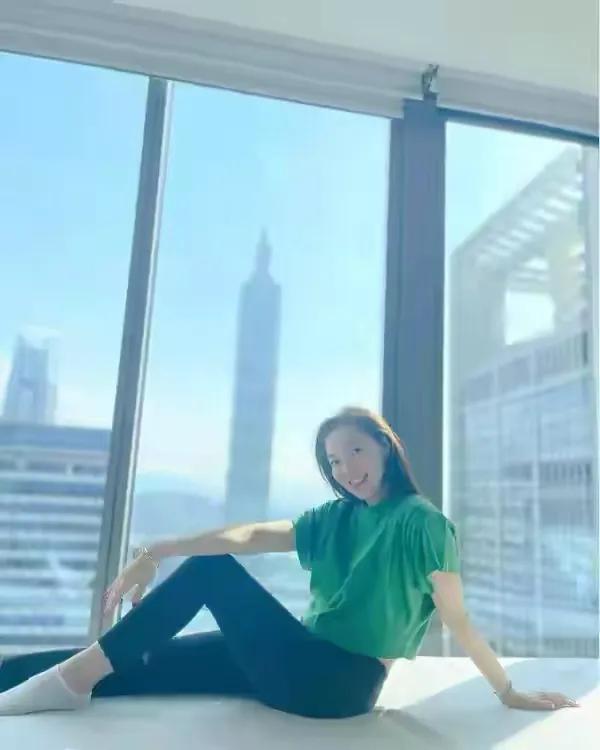 曾馨莹|富士康老板娘晒自拍！46岁戴大金镯还有少女身段，70岁郭台铭好福气呀