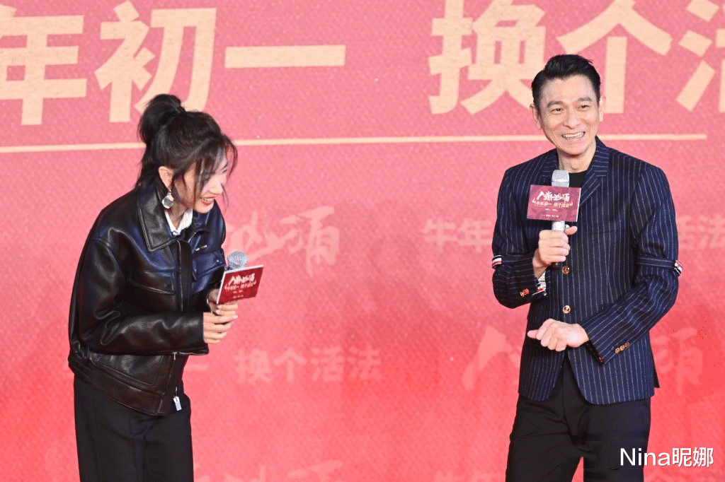 刘德华|刘德华真不给郭德纲面子，60岁穿衬衫牛仔裤打扮年轻压对方，老郭太油腻