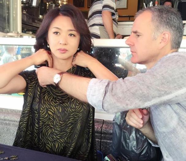 金星|金星汉斯结婚17周年，夫妻甜蜜牵手逛街，54岁金星搞怪像小女孩