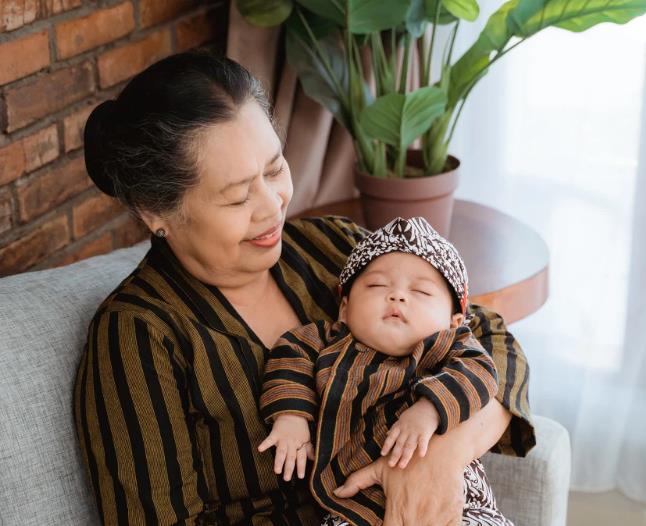 |全职带娃还是出去工作，老公和婆婆的不同观点，你会支持谁？