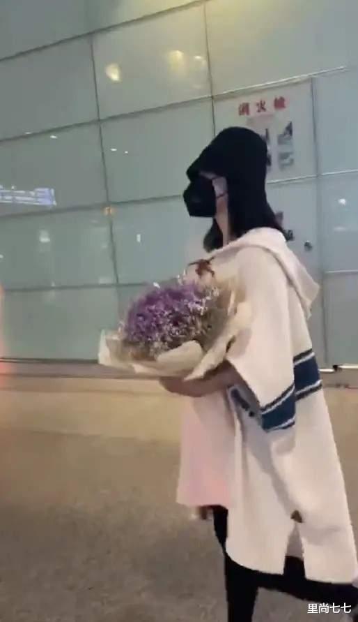 里尚七七|谢娜产后低调走机场，悄悄卸货身材浮肿走路沉，包裹严实怕被认出