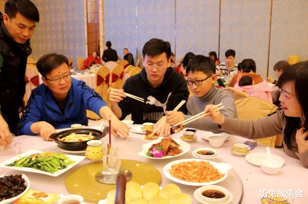奶兔故事会|岳父岳母是外人，不要上桌吃饭了，女婿说完，岳父：真是识人不清
