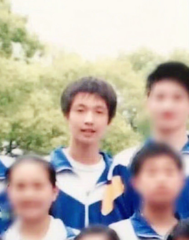 张艺兴|有种“整容”叫张艺兴中学毕业照，颜值青涩眼神懵懂，五官轮廓与现在差距大