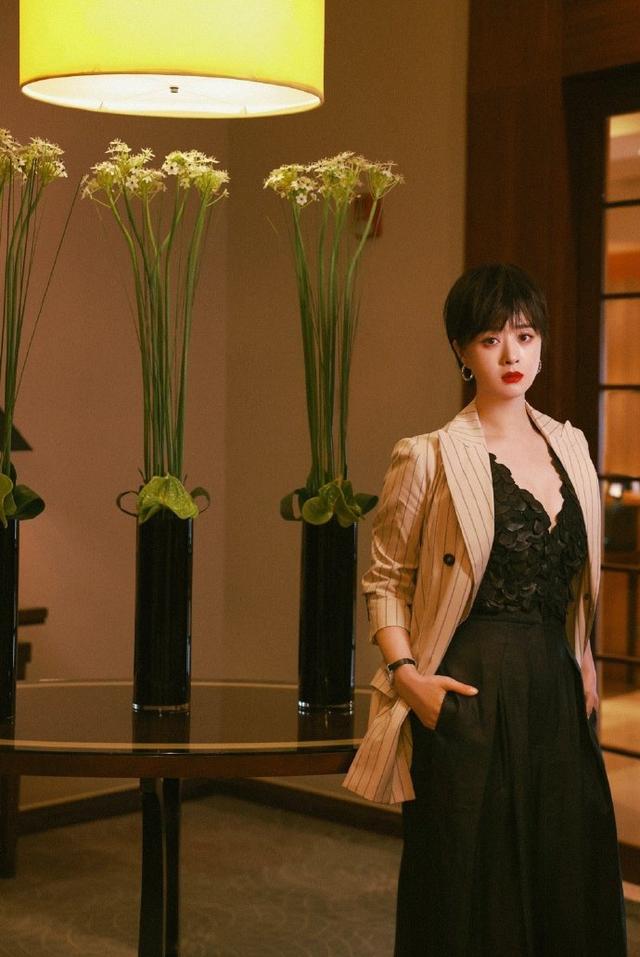 |蒋欣也难逃身材发福,穿西装剪短发走红毯,气质改变不少