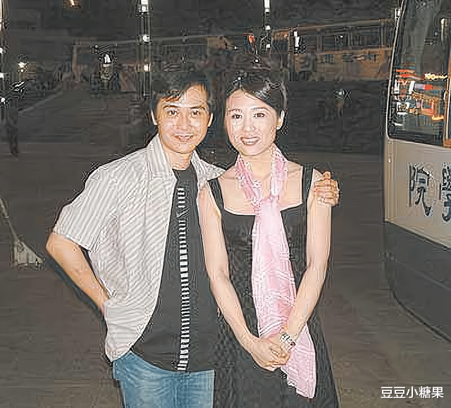 豆豆小糖果|相差15岁的“姐弟恋”,断绝父子关系都要结婚,如今却让人羡慕