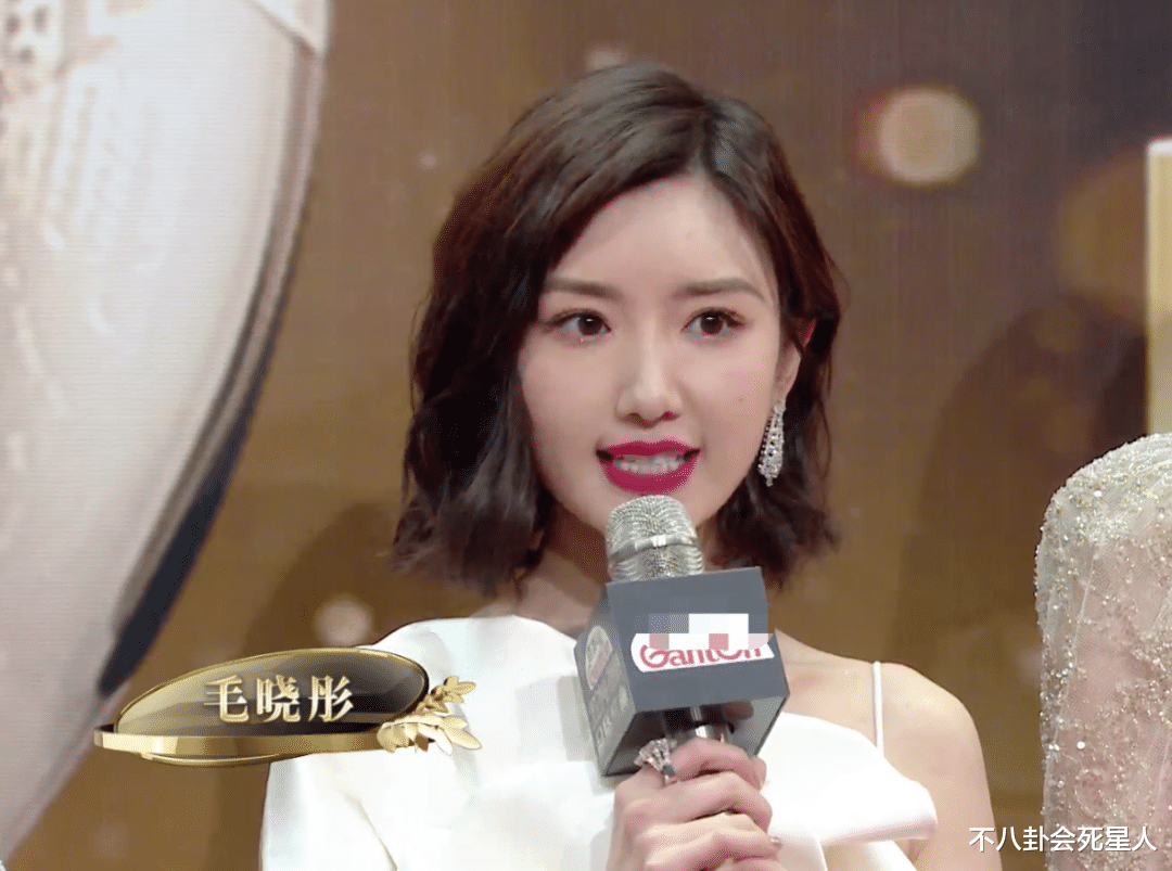 杨紫|女星走红毯火力全开：吴谨言全身涂粉，倪妮露排骨胸，杨紫又瘦了