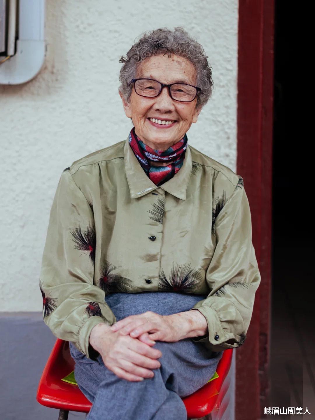 峨眉山周美人|这群60+\＂上海奶奶\＂凭街拍火了，不装嫩不显老，穿得时髦又好看