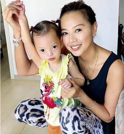 钟丽淇|参选港姐因没带身份证退出，和男友生下的残疾女，11岁不会说话