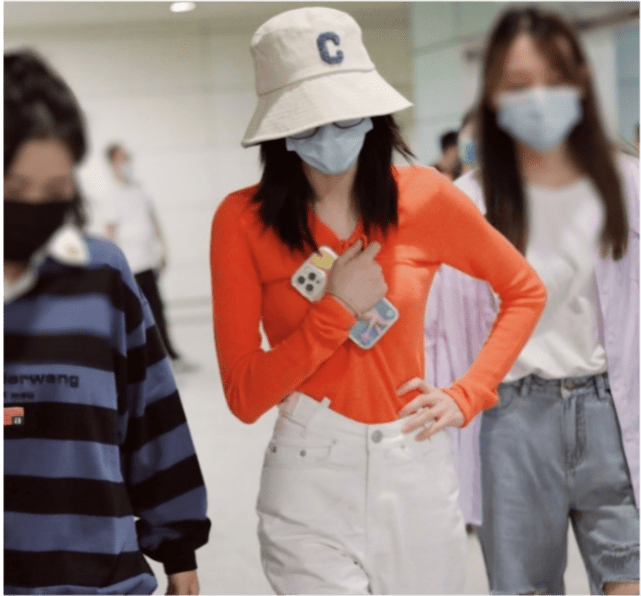 迪丽热巴|迪丽热巴凌晨现身机场，穿修身针织衫秀小蛮腰，遭代拍围堵鞋被踩掉了