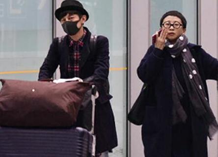 何炅|何炅深夜与男子十指紧扣出行，上演摸脸杀十分宠溺，同回酒店毫不避讳