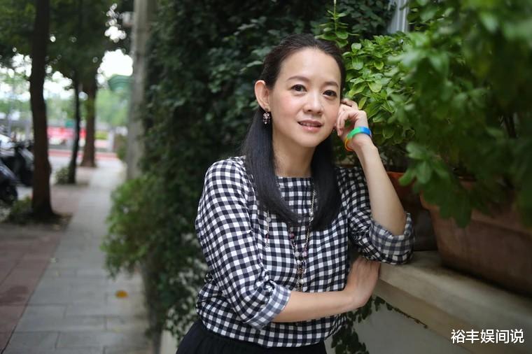 曾宝仪|曾宝仪一年半没见曾志伟！低调承认爷爷身份，质疑吕乐没刘德华帅